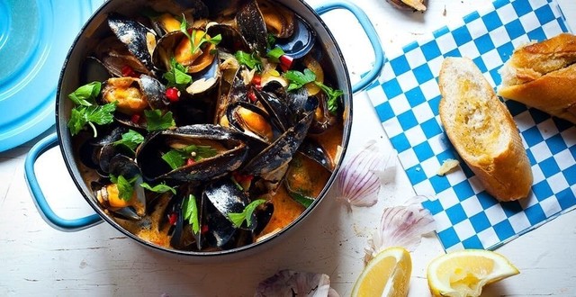 Mussels with Tomato, Basil and Garlic