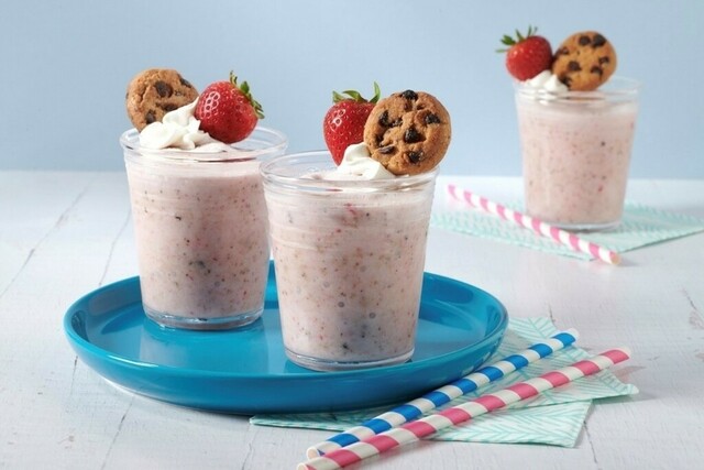 CHIPS AHOY! Strawberry Smoothie