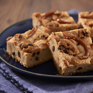 CHIPS AHOY! Butterscotch Pretzel Brownies